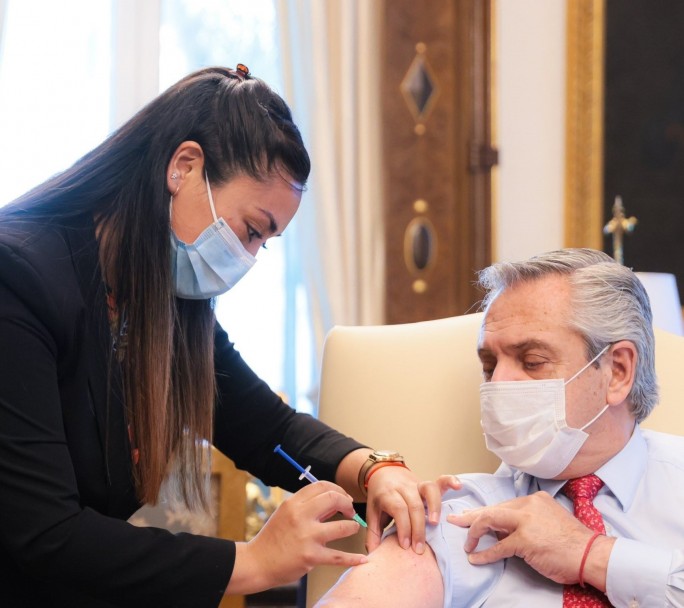 Fernández recibió la tercera dosis de la vacuna contra el Coronavirus